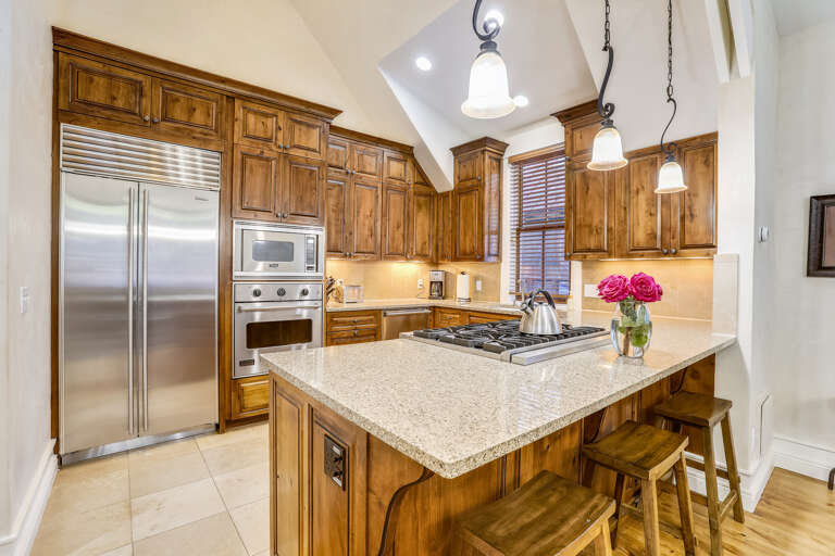 Well equipped modern kitchen with high-end appliances. All appliances are either Viking or Sub-Zero. Well equipped modern kitchen with high-end appliances. All appliances are either Viking or Sub-Zero.