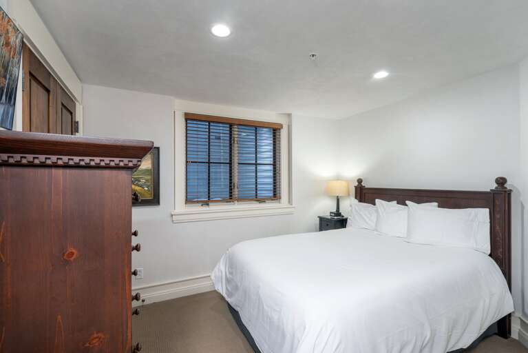 Queen bedroom Queen bedroom
