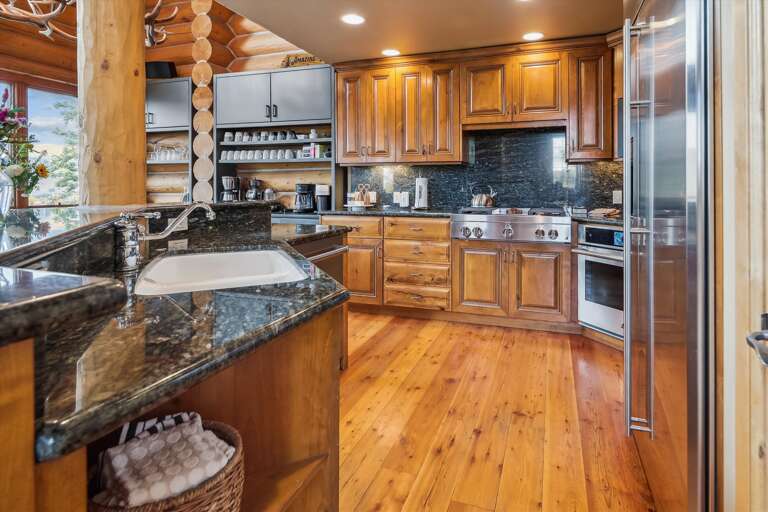 Very well equiped kitchen with coffee bar.