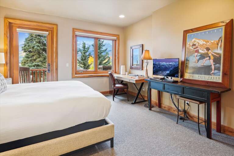 Lower Level - 4th bedroom suite East - King bed. 