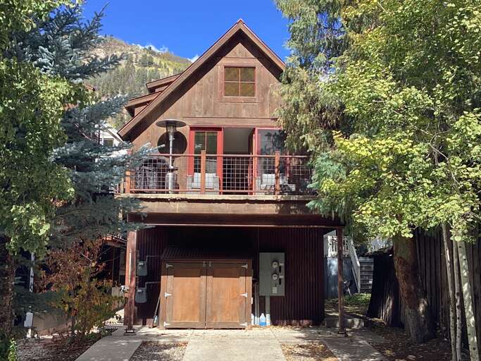 Lift 8 Chalet is VERY close to the Gondola and a half block to Main Street.. Lift 8 Chalet is VERY close to the Gondola and a half block to Main Street..