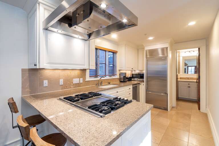 Kitchen with high-end Viking and Sub Zero appliances. Kitchen with high-end Viking and Sub Zero appliances.