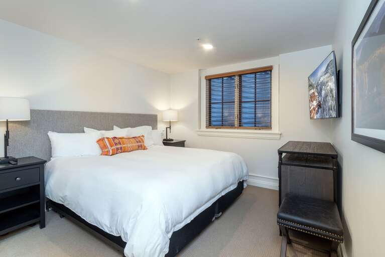 2nd guestroom with King bed and ensuite bathroom/ 2nd guestroom with King bed and ensuite bathroom/