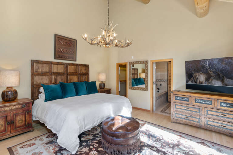 Large master suite.  Large flat-screen TV.  Walk in closet. Large master suite.  Large flat-screen TV.  Walk in closet.