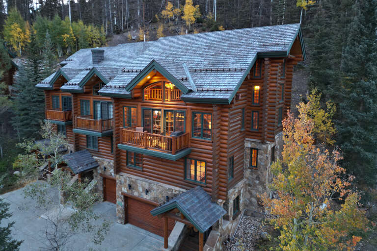 This 4 bedroom townhome is illuminated. Being actually located directly on a ski run is exceptionally rare in Telluride and Mountain Village.
