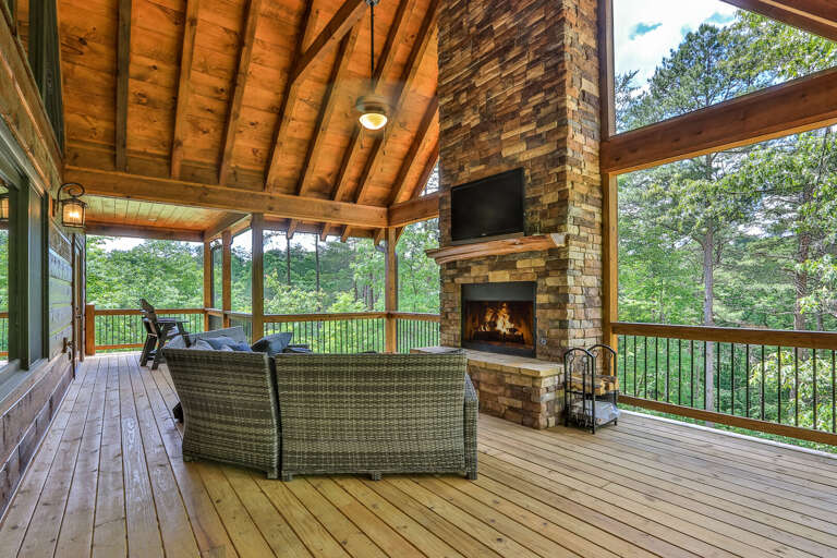 Enjoy a evening around the outdoor fireplace area.