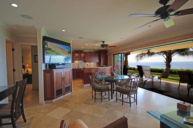 Dining Area & Lanai