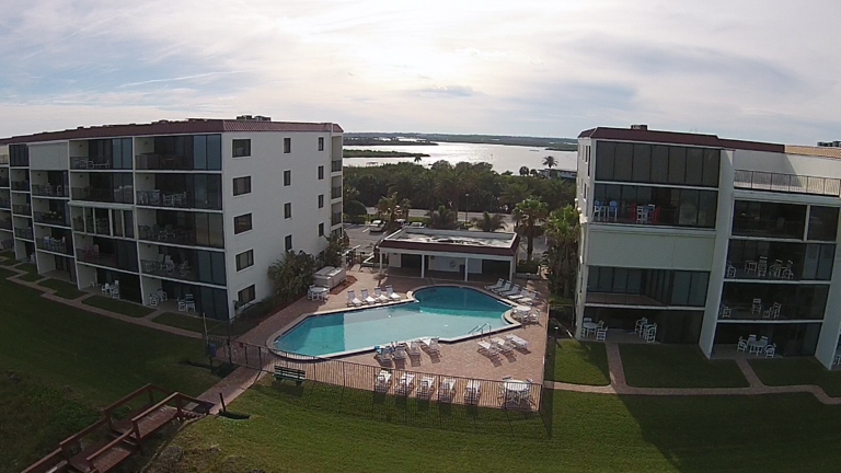 Enjoy gorgeous views from both sides of the condo – the Atlantic ocean on one side and the Intracoastal on the other