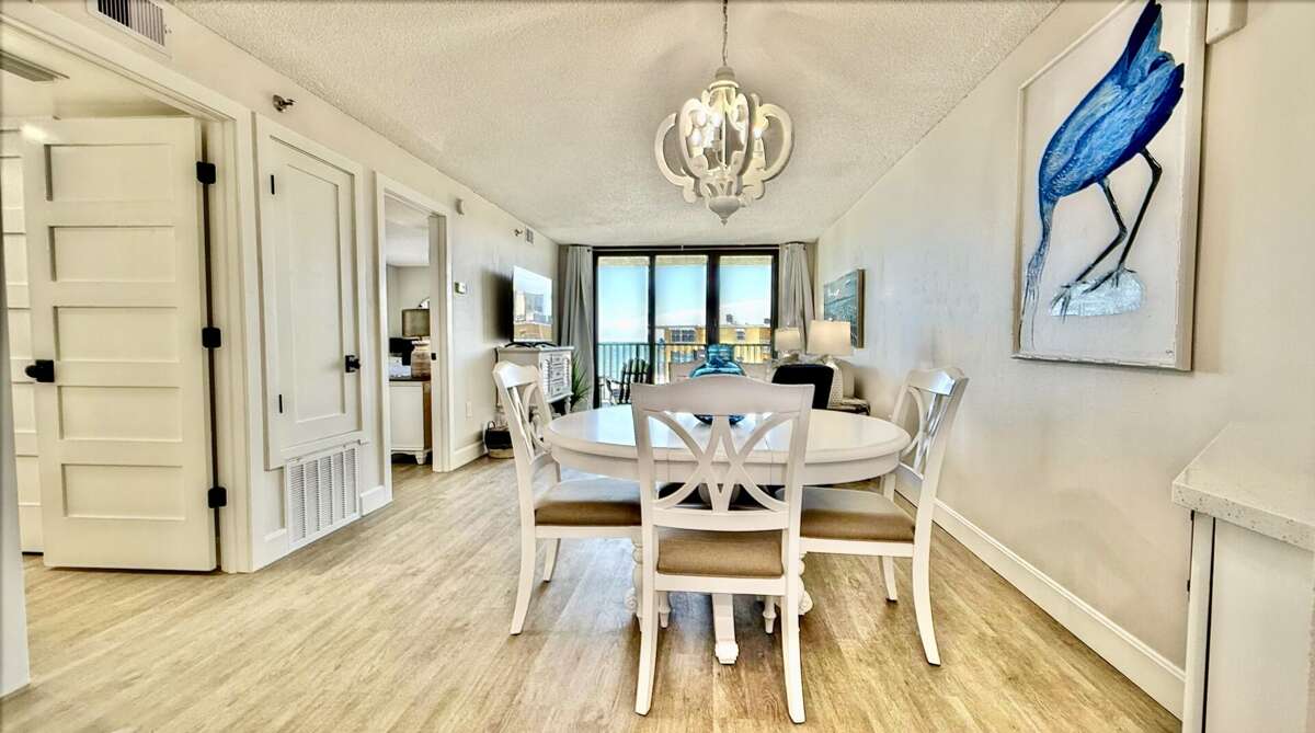 Why eat out when you can enjoy meals in the dining room with seating for 4 and beautiful views? Why eat out when you can enjoy meals in the dining room with seating for 4 and beautiful views?