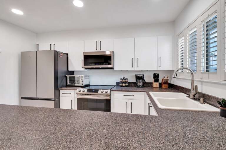 Cook with ease in the fully equipped open kitchen, designed for everything from quick snacks to gourmet meals.