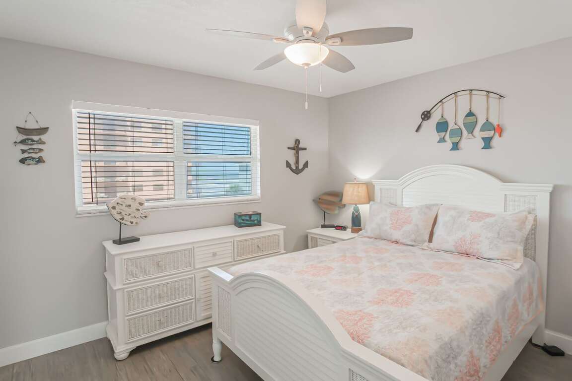 Comfortable queen bed in secondary bedroom Comfortable queen bed in secondary bedroom