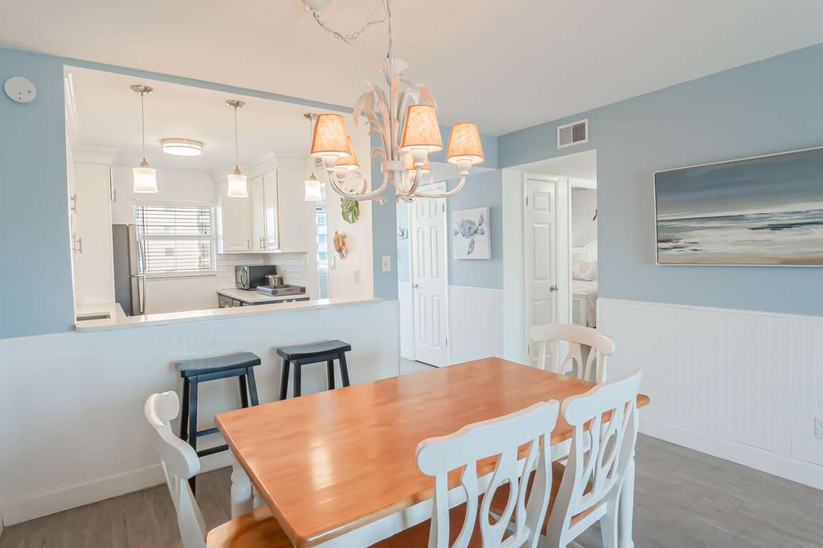 Dining area that includes seating at the bar Dining area that includes seating at the bar