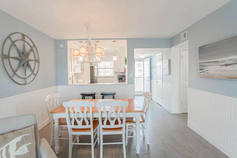 Lots of light into the entire condo! Lots of light into the entire condo!