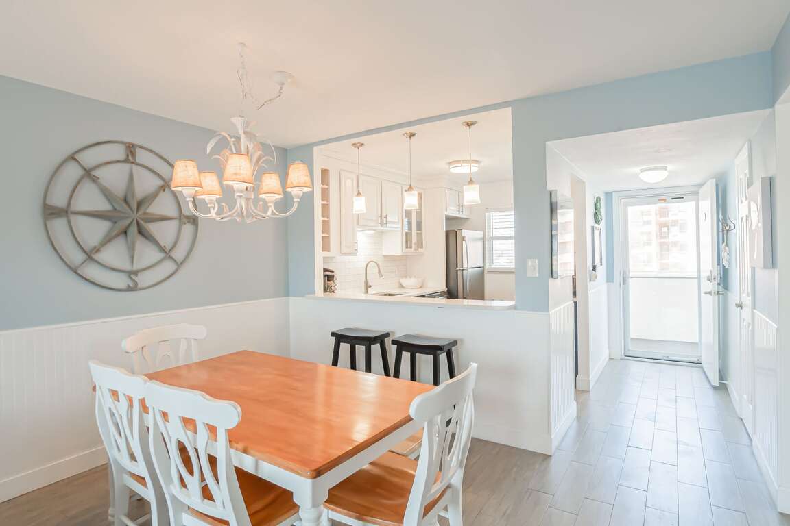 Lots of seating in the dining area Lots of seating in the dining area