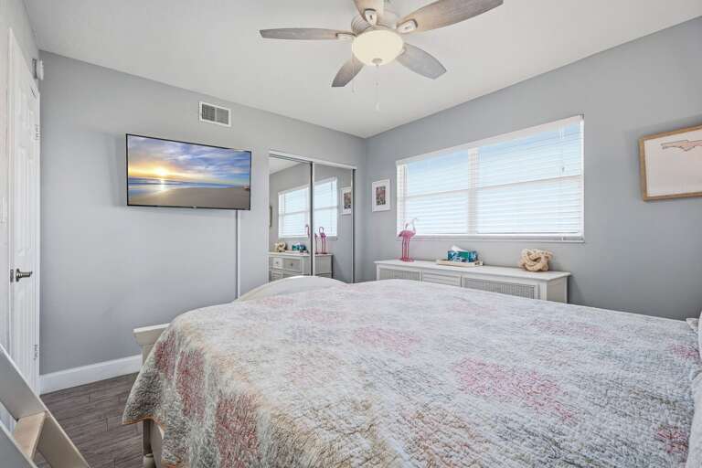 Queen bed and twin bunk beds in secondary bedroom Queen bed and twin bunk beds in secondary bedroom