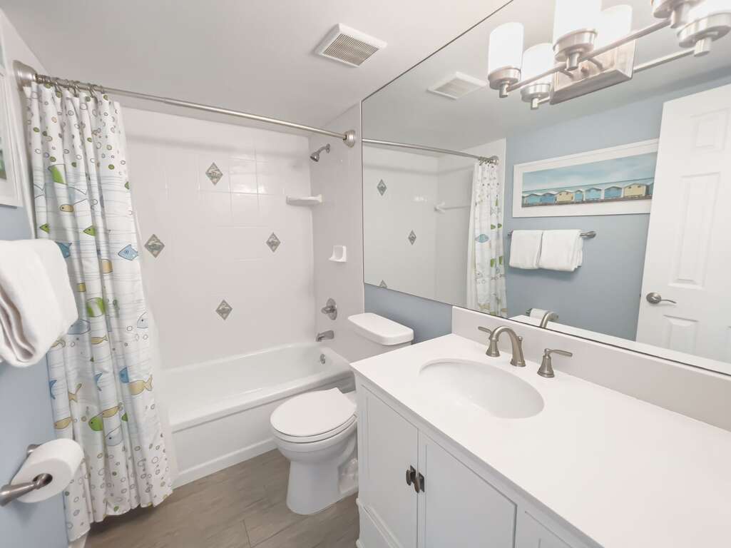 Secondary bathroom with tub Secondary bathroom with tub