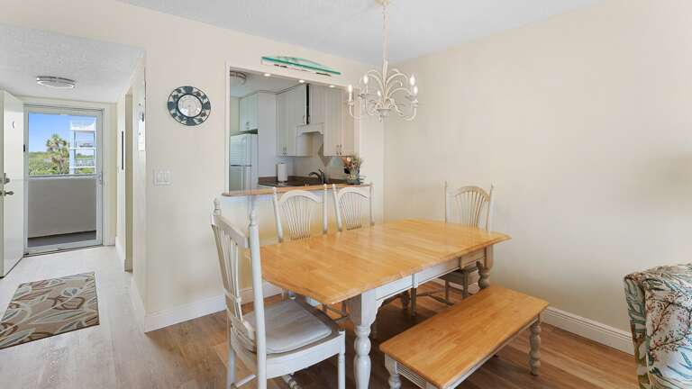 Seating for 6 at the Dining Room Table Seating for 6 at the Dining Room Table