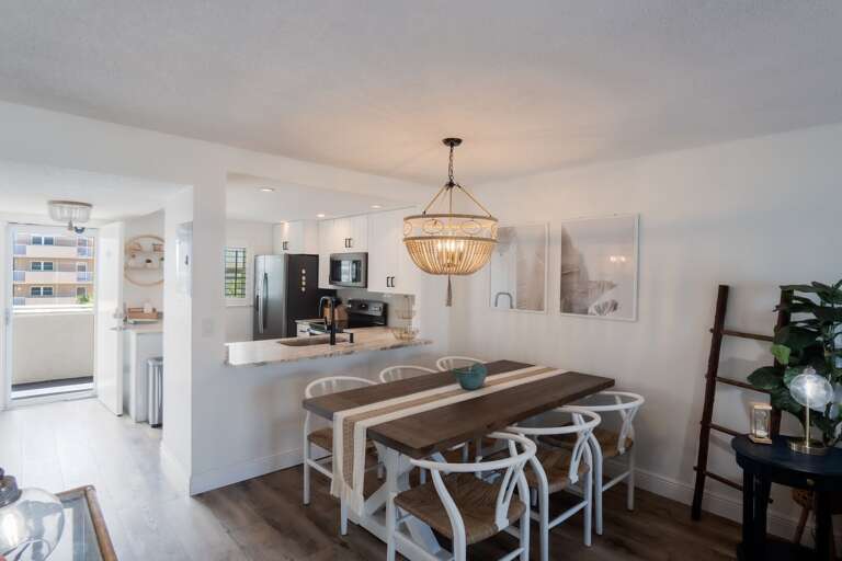 Bring your family and enjoy meals together in the dining room. Bring your family and enjoy meals together in the dining room.