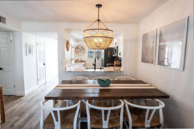 Enjoy eating around the table with everyone! Enjoy eating around the table with everyone!