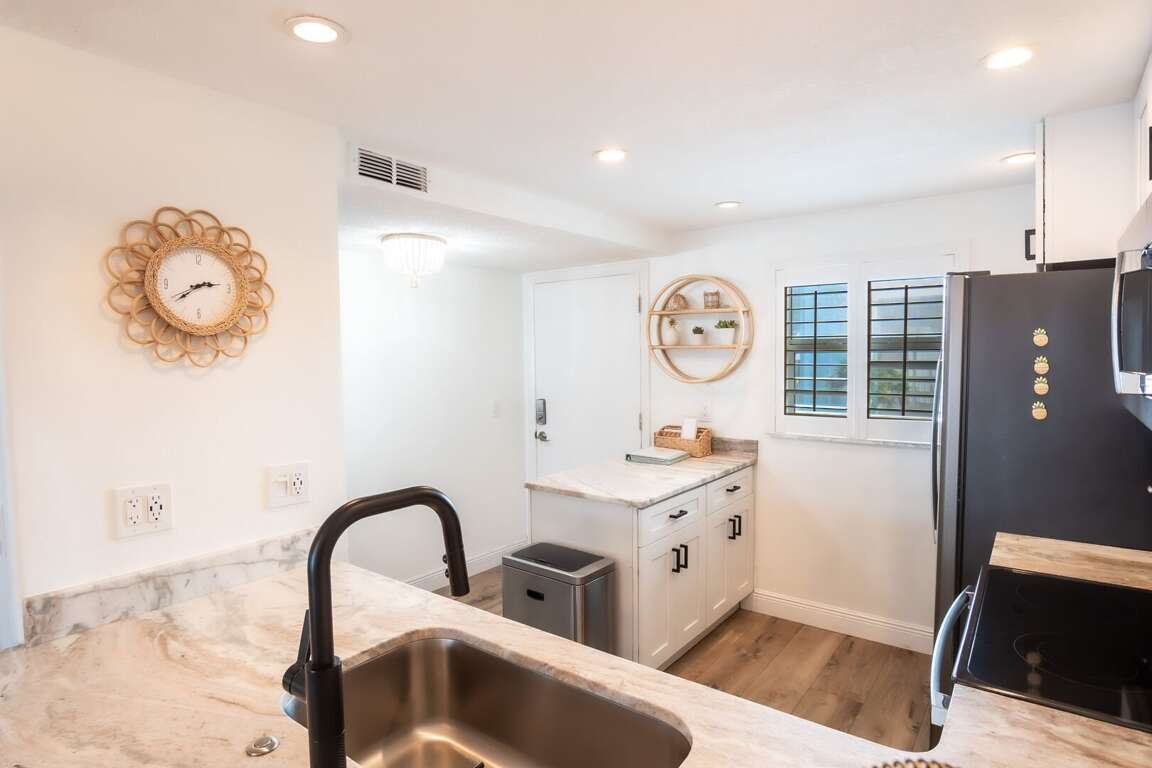Enjoy this newly updated kitchen with bright features and new appliances. Enjoy this newly updated kitchen with bright features and new appliances.