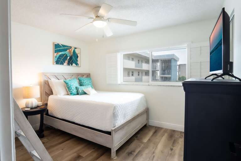 Spacious guest bedroom in New Smyrna Beach. Spacious guest bedroom in New Smyrna Beach.