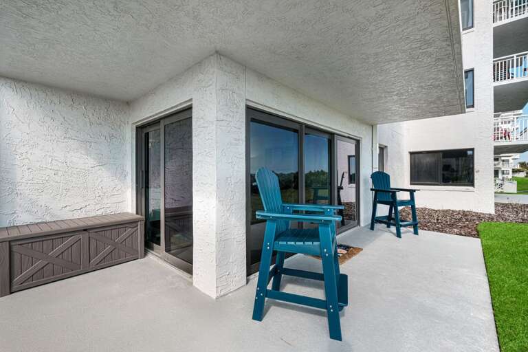 Large ground-floor patio with high chairs Large ground-floor patio with high chairs