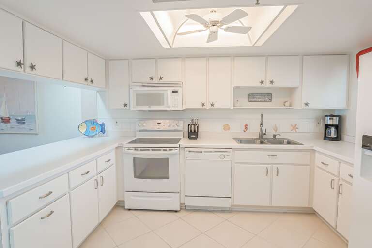 The fully equipped kitchen has everything you need to prepare meals and snacks during your beach vacation The fully equipped kitchen has everything you need to prepare meals and snacks during your beach vacation
