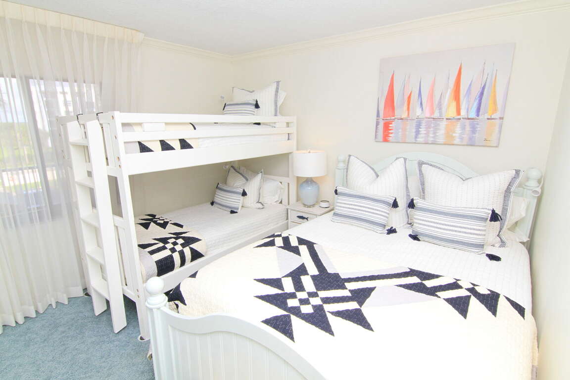 Guest bedroom sleeps 4! Guest bedroom sleeps 4!