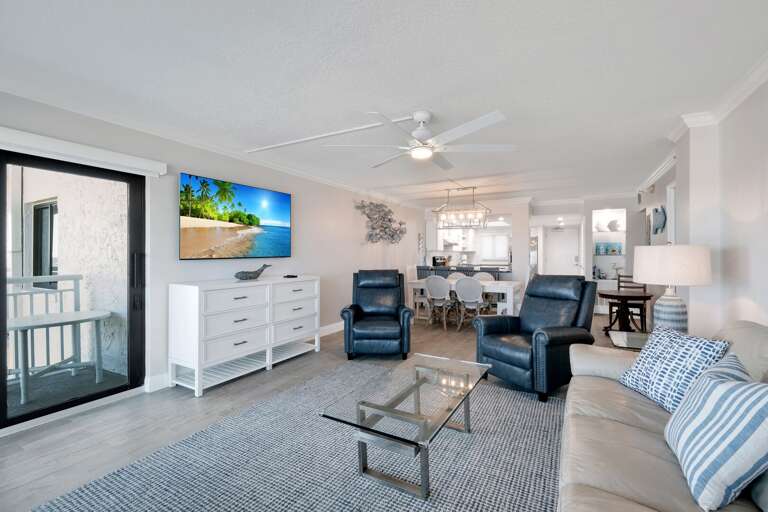 Direct oceanfront living room Direct oceanfront living room