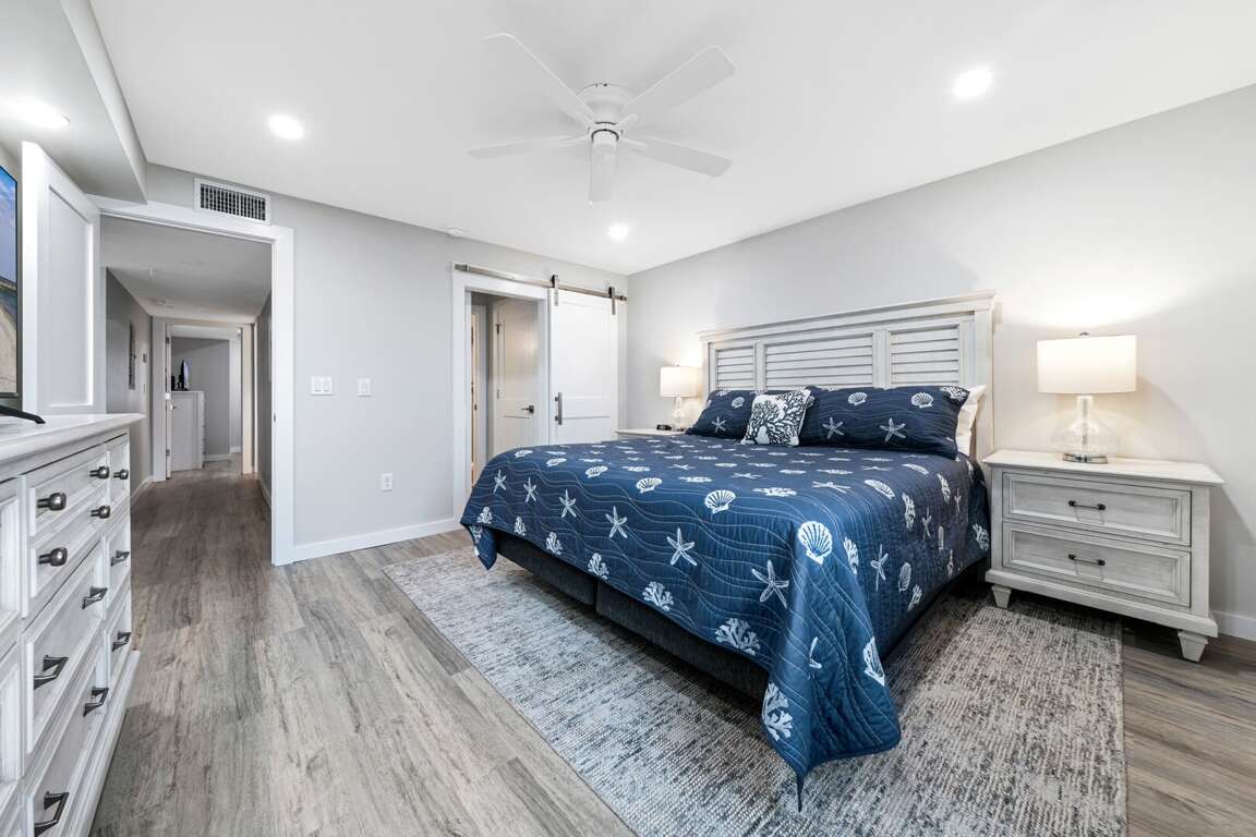 Luxurious and spacious master bedroom Luxurious and spacious master bedroom