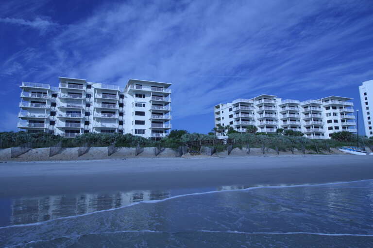 Long wide beach in-front of Shorehom