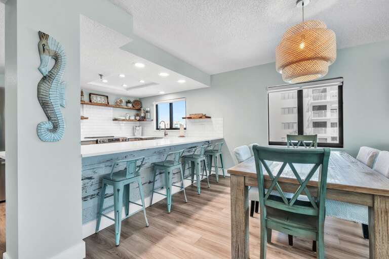 Seating for 10 in the dining room