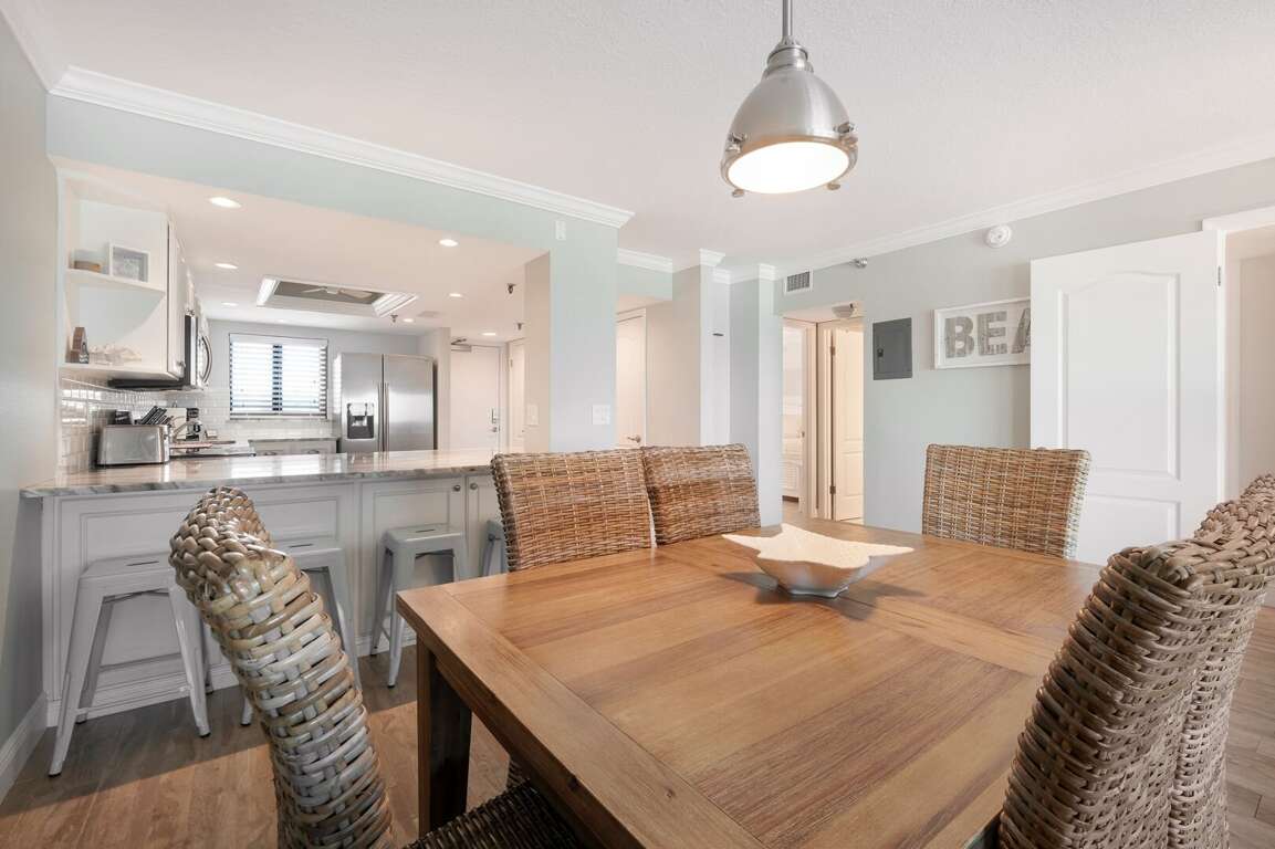 Family time at the dining table or at the kitchen bar top. Family time at the dining table or at the kitchen bar top.