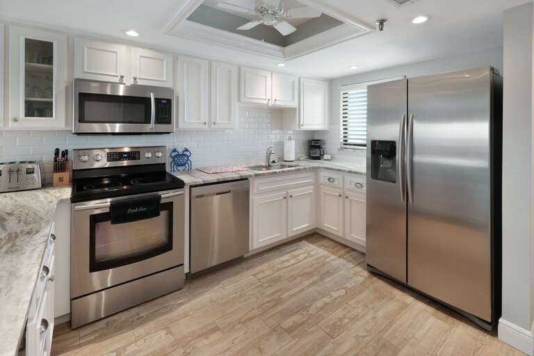 Fully equipped kitchen for cooking each meal! Fully equipped kitchen for cooking each meal!