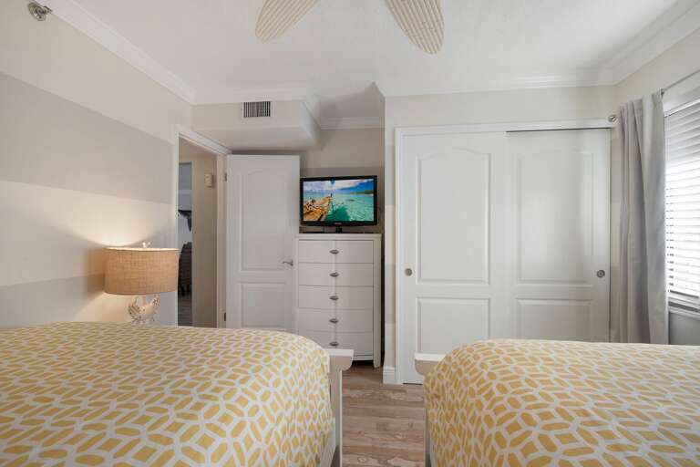 Guests can relax in the second bedroom with watching TV. Guests can relax in the second bedroom with watching TV.