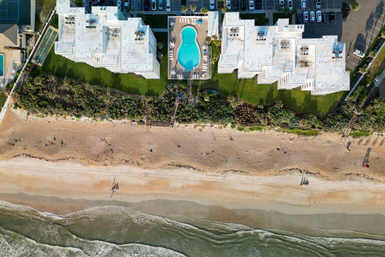 Located on the family-friendly, no-drive section of New Smyrna Beach, Shorehom by the Sea is an ideal destination for families