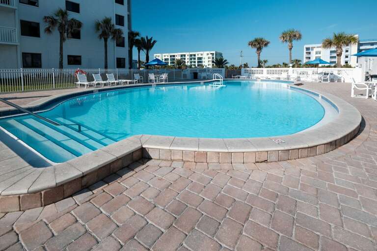 Shorehom by the Sea beachfront swimming pool