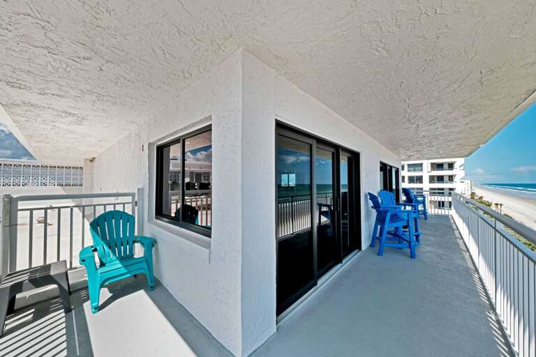 Plenty of seating on the large, wrap-around corner balcony