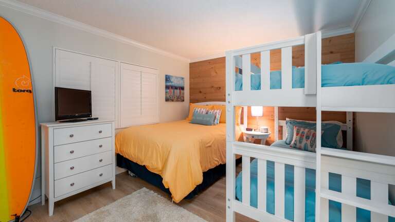 Guest Bedroom sleeps 4