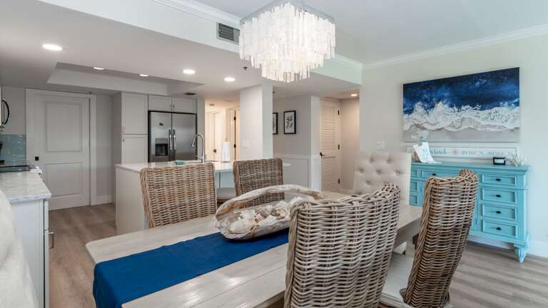 Seating for 6 at the Dining Room