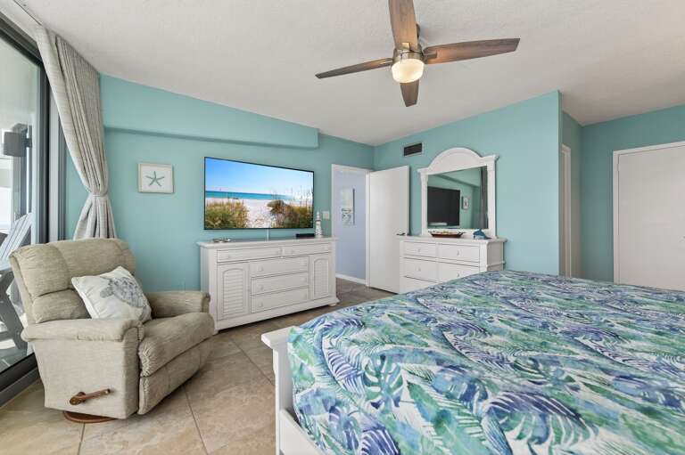 Drift off in a comfy king bed, then catch the sunrise or your favorite show – TVs and views included! Drift off in a comfy king bed, then catch the sunrise or your favorite show – TVs and views included!
