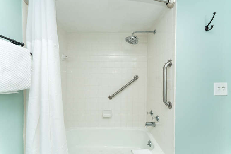 Tile tub/shower Tile tub/shower