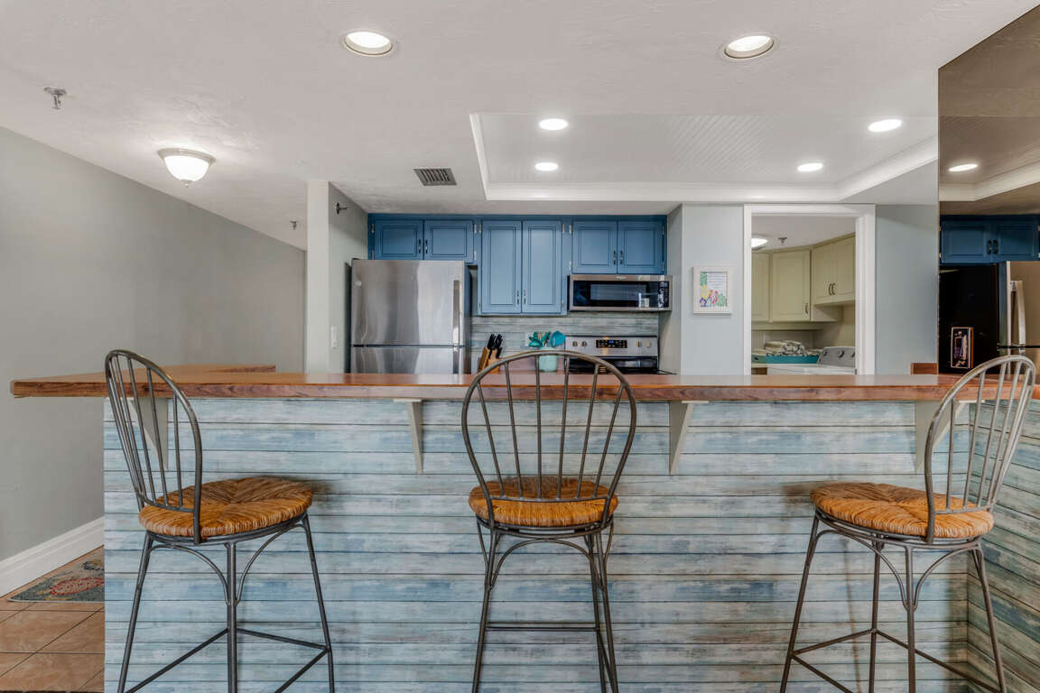 Extra seating with bonus barstools at the kitchen counter—great for casual meals and socializing while cooking Extra seating with bonus barstools at the kitchen counter—great for casual meals and socializing while cooking