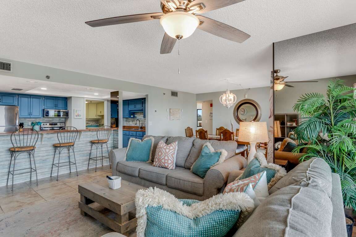 Plenty of comfortable seating in both the living room and dining room—ideal for relaxing and dining with family and friends Plenty of comfortable seating in both the living room and dining room—ideal for relaxing and dining with family and friends