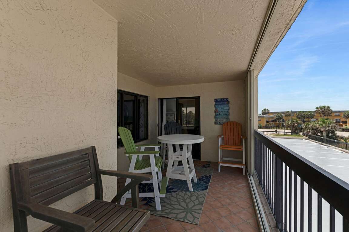 The private balcony offers plenty of chairs and tables—perfect for enjoying breathtaking sunrises over the beach The private balcony offers plenty of chairs and tables—perfect for enjoying breathtaking sunrises over the beach