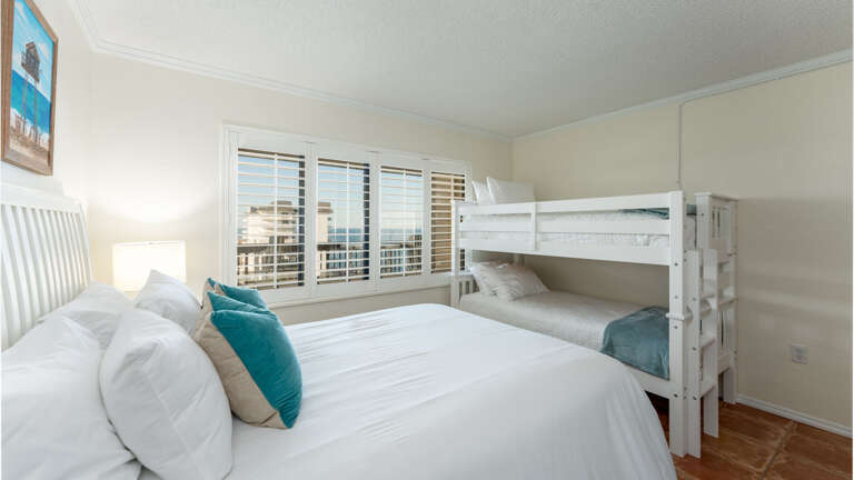 Comfy Queen Bed with Twin Bunk Bed