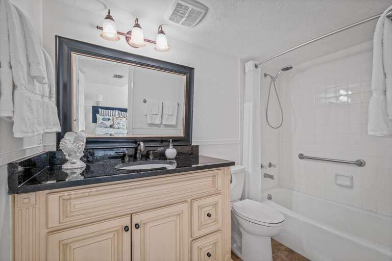 Southern guest bathroom with a tub/shower combo