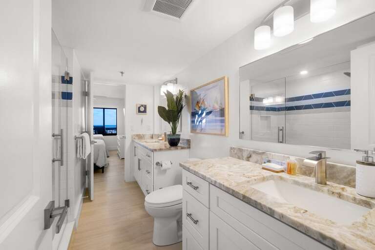 Double vanities in the guest bath