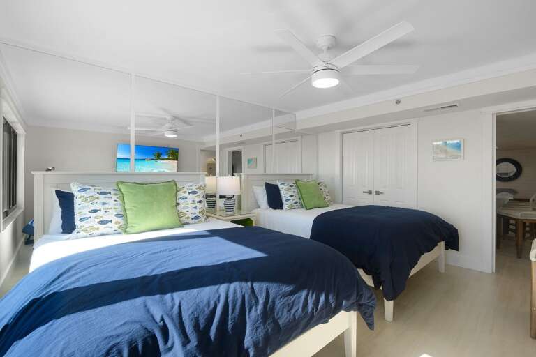 Space for 4 people in guest bedroom #2