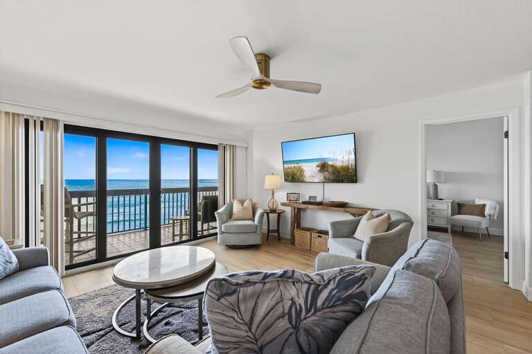 Direct oceanfront living room Direct oceanfront living room